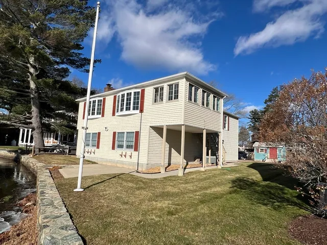 $900,000 | 10 Indian Point Road, Webster, MA 01570