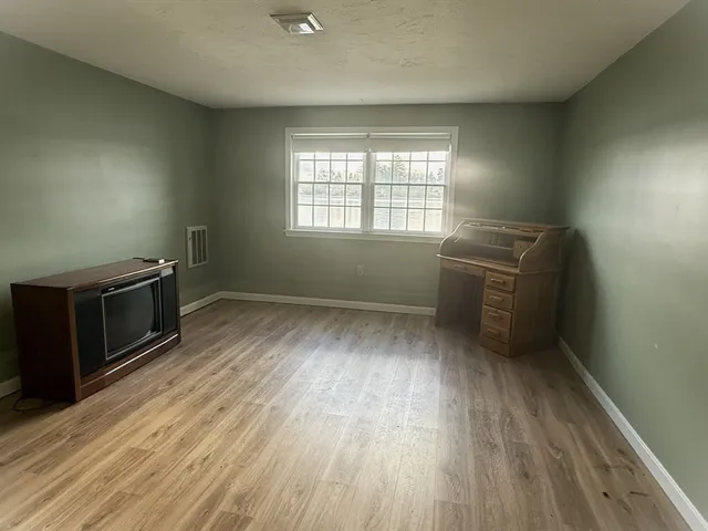 $900,000 | 10 Indian Point Road, Webster, MA 01570