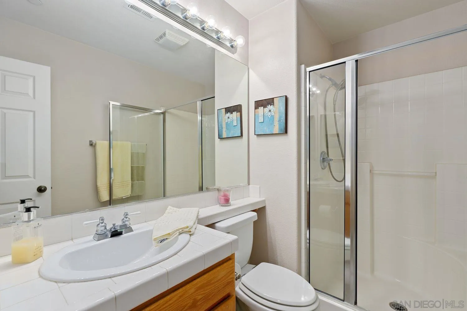 554 Poets Square Fallbrook, CA 92028 - Photo 16 of 28 a bathroom with a sink toilet and shower