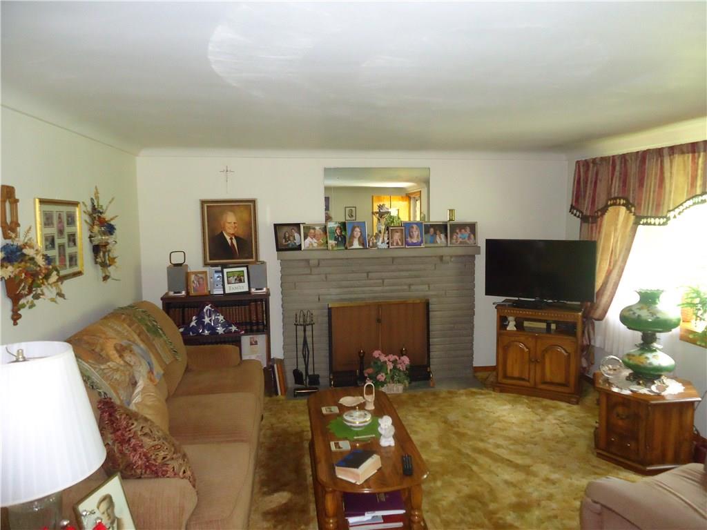 137 Altman Road Jeannette, PA 15644 - Photo 11 of 25 LIVING ROOM