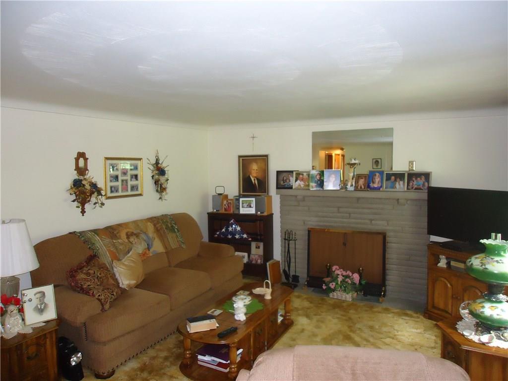 137 Altman Road Jeannette, PA 15644 - Photo 12 of 25 LIVING ROOM