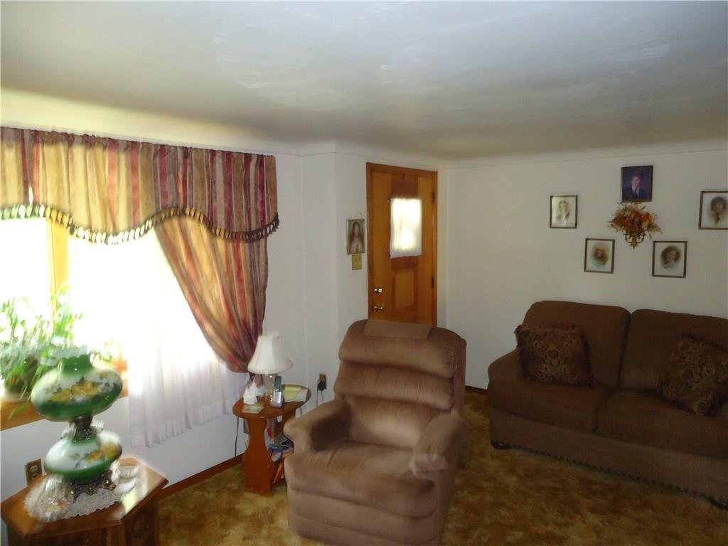 137 Altman Road Jeannette, PA 15644 - Photo 13 of 25 LIVING ROOM