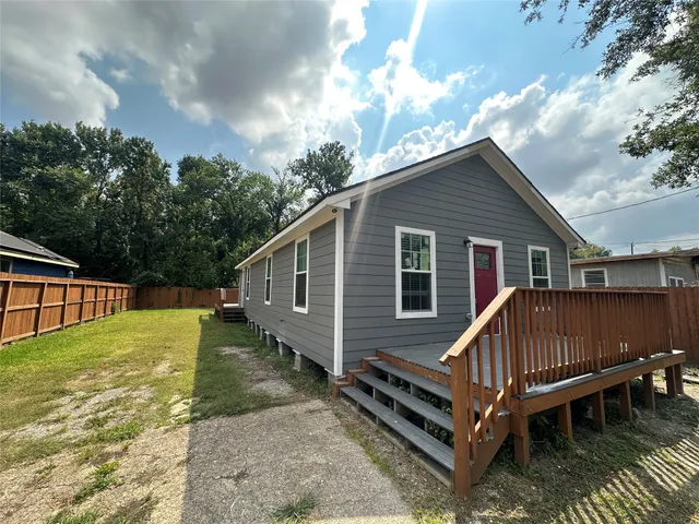 a view of a house with backyard and sitting area