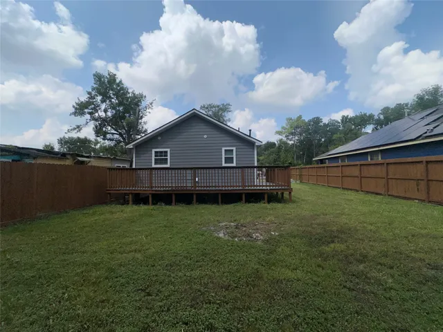 a view of a house with a backyard