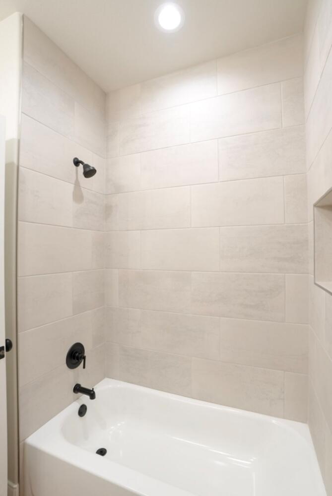 712 East 19th Street Wolfforth, TX 79382 - Photo 16 of 23 a bathroom with a tub