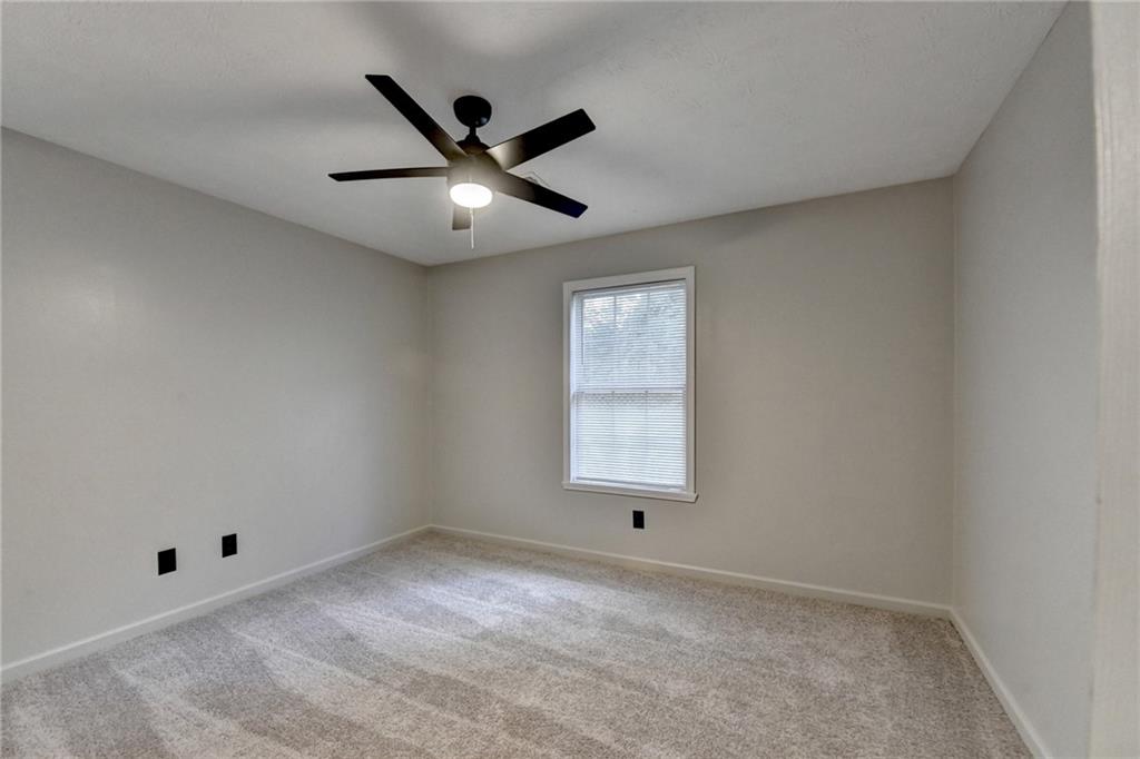 801 Davis Street Monroe, GA 30655 - Photo 28 of 33 an empty room with a window