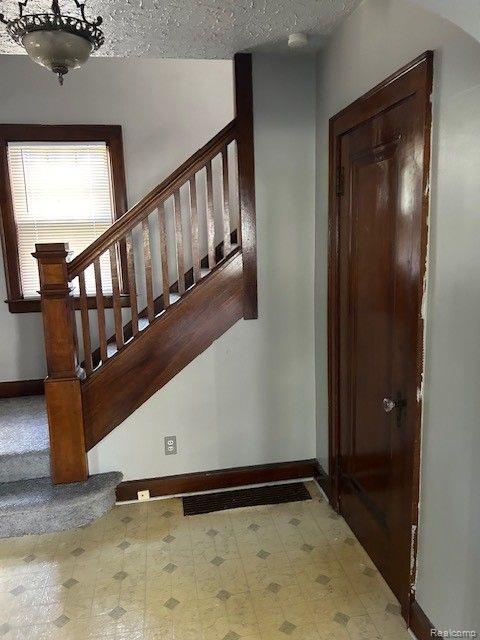 131 Chippewa Road Pontiac, MI 48341 - Photo 3 of 34