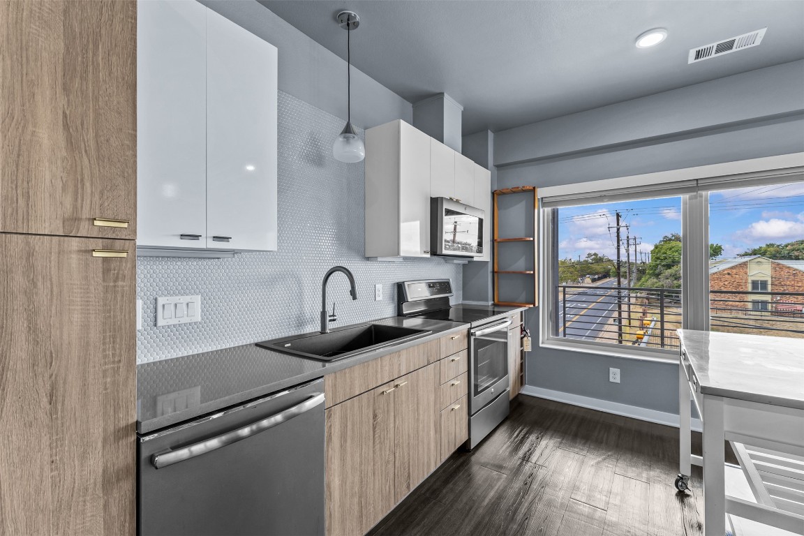 4361 South Congress Avenue, Unit 301 Austin, TX 78745 - Photo 4 of 33