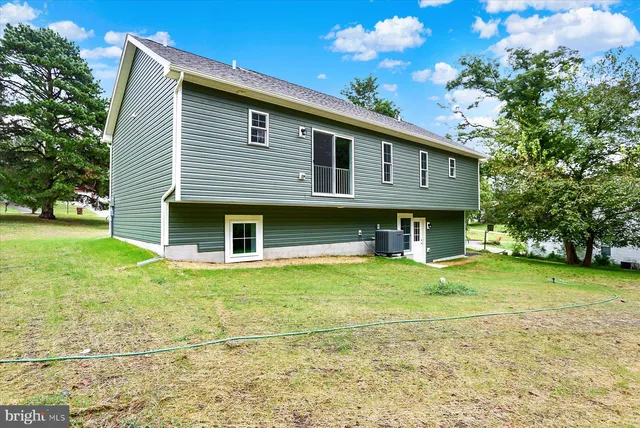 a view of a house with backyard and garden