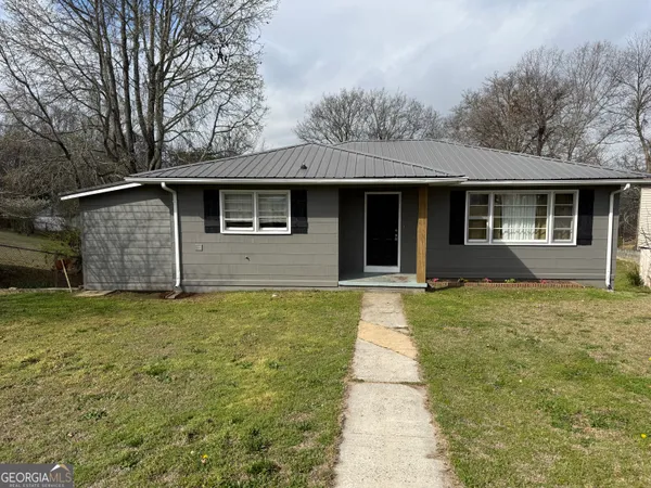 a view of a house with a yard