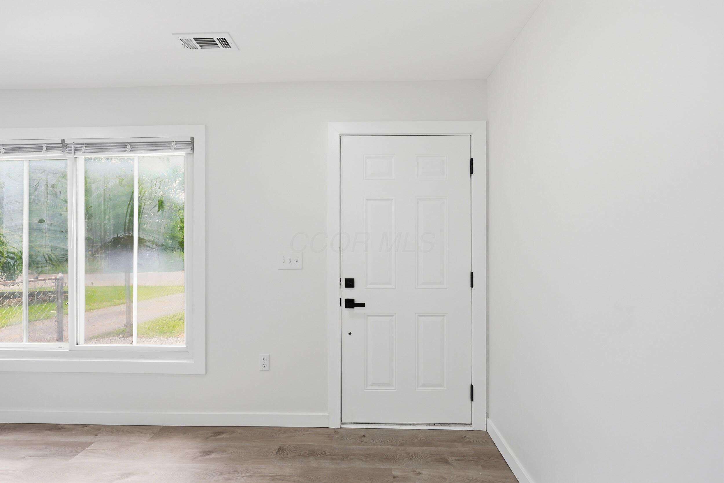 2386 Lindale Road Columbus, OH 43224 - Photo 7 of 31 Front living room door