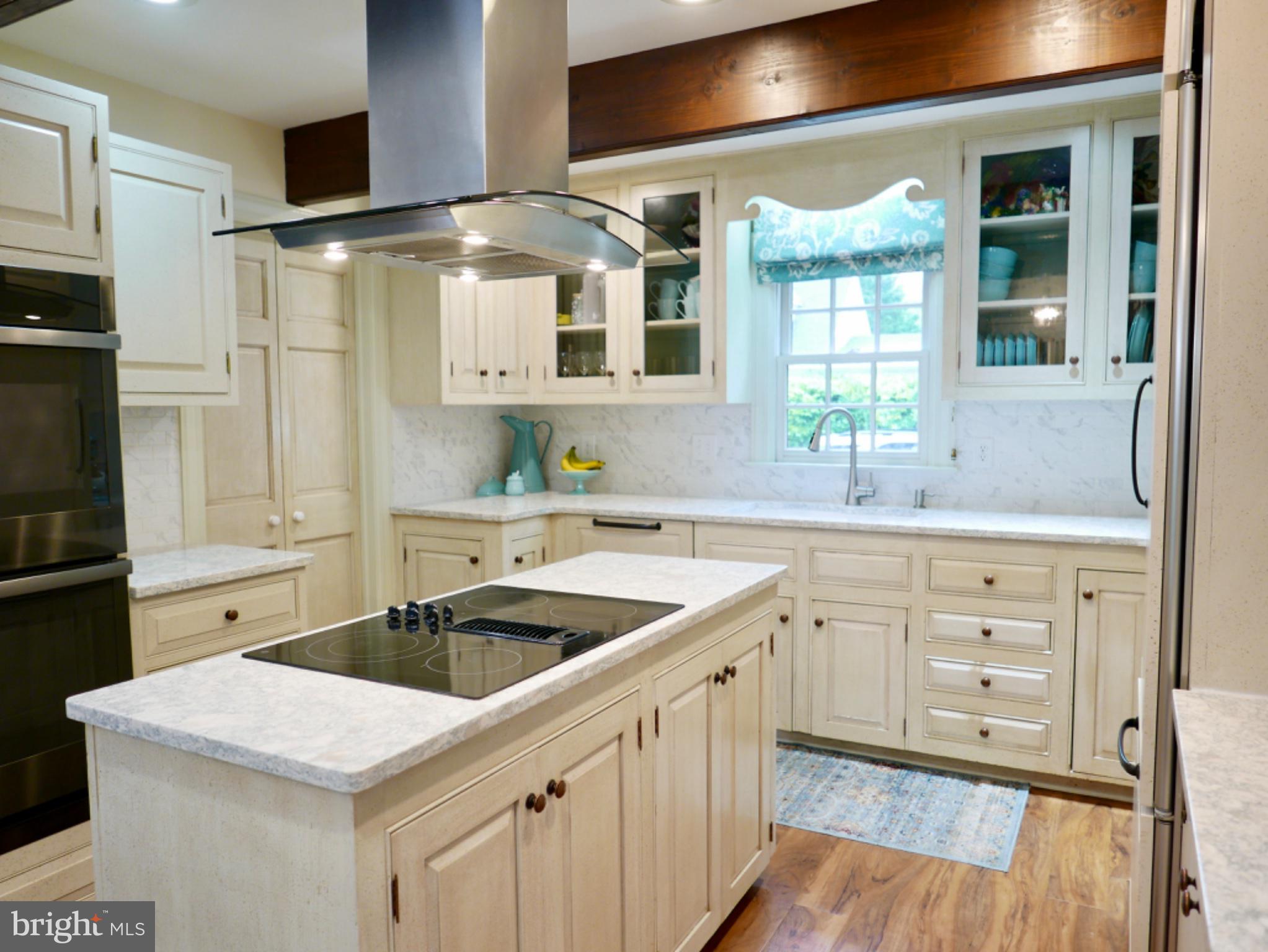 700 South Talbot Street St. Michaels, MD 21663 - Photo 12 of 83 This kitchen!!! Renovated 3 years ago.