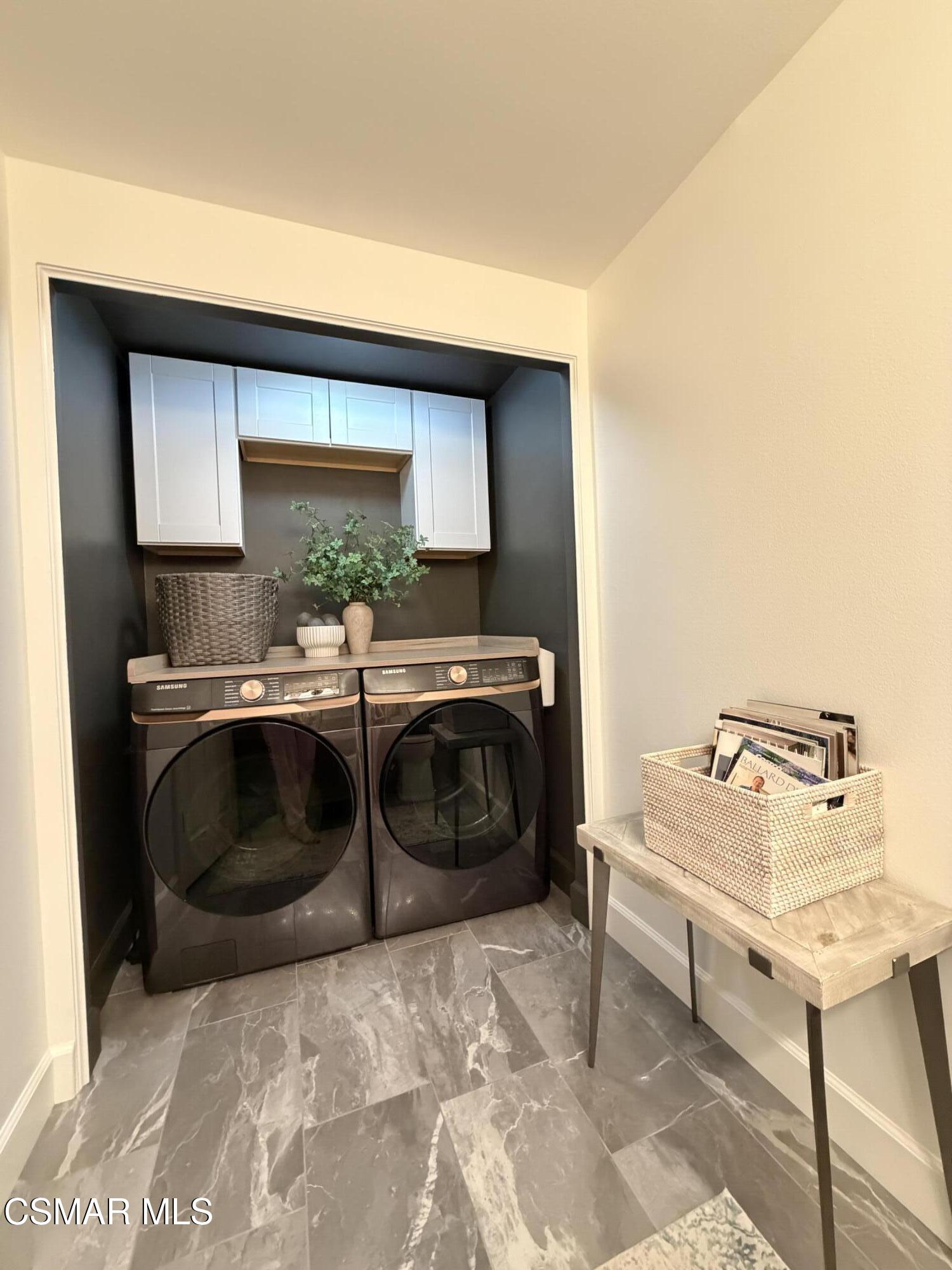 584 Fresh Meadows Road Simi Valley, CA 93065 - Photo 19 of 29 a bathroom with a sink toilet and mirror