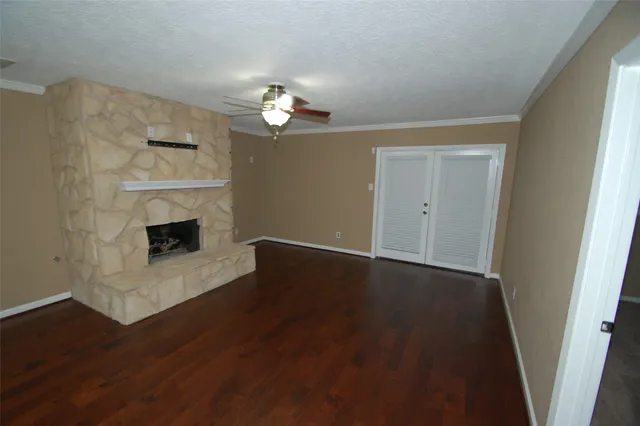 $2,000 | 3110 Brookhurst Lane, Deer Park, TX 77536