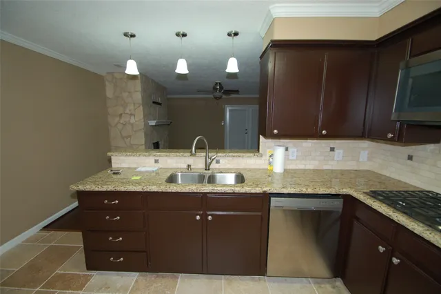 $2,000 | 3110 Brookhurst Lane, Deer Park, TX 77536