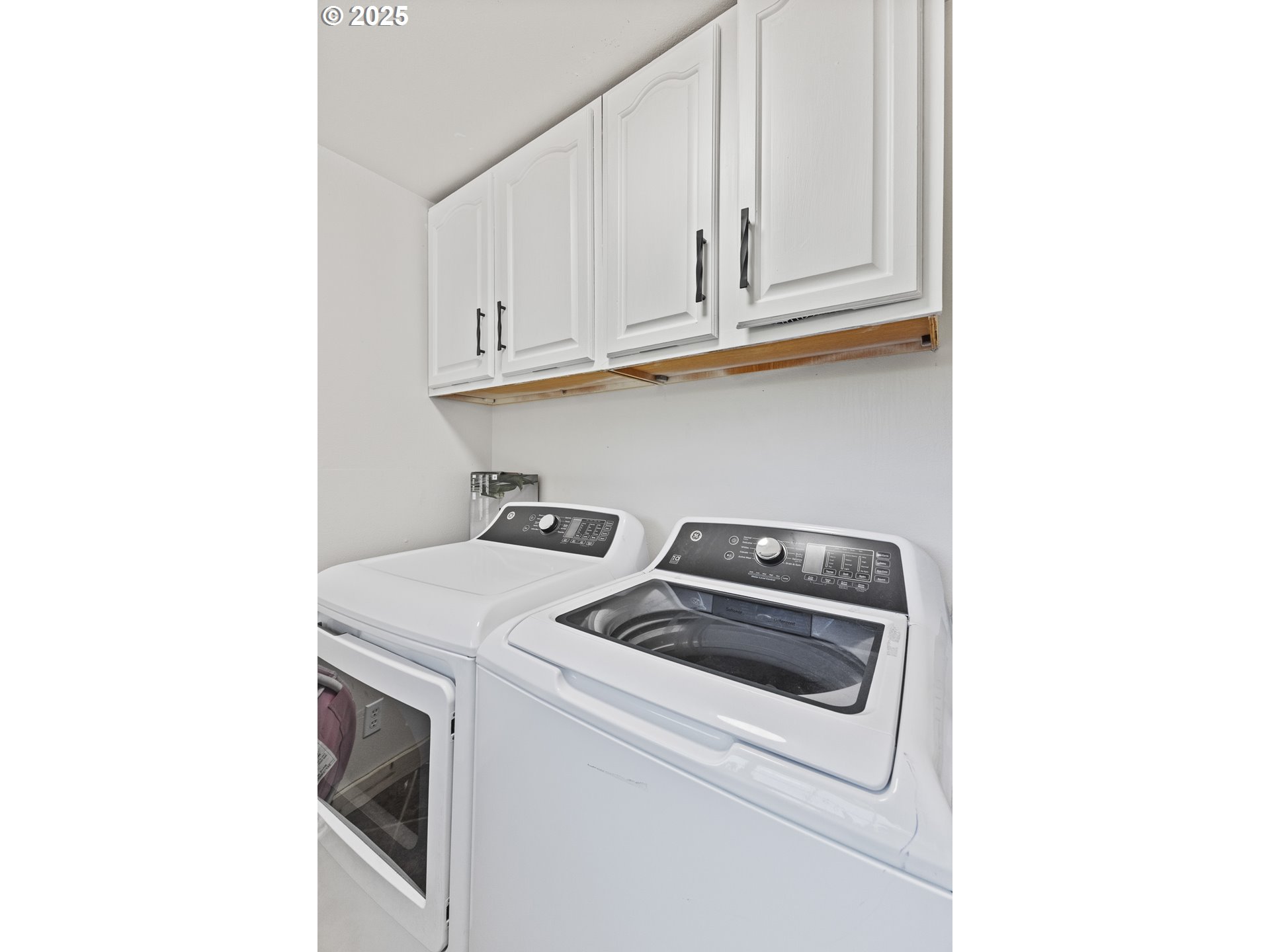 765 State Street North Bend, OR 97459 - Photo 25 of 46 a utility room with dryer and washer