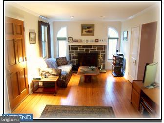 3083 Greenvalley Road Newtown Square, PA 19073 - Photo 3 of 12 Living Room