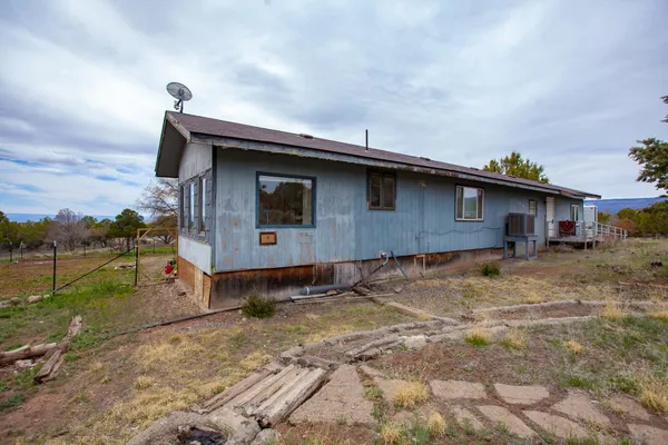 a view of a house with backyard