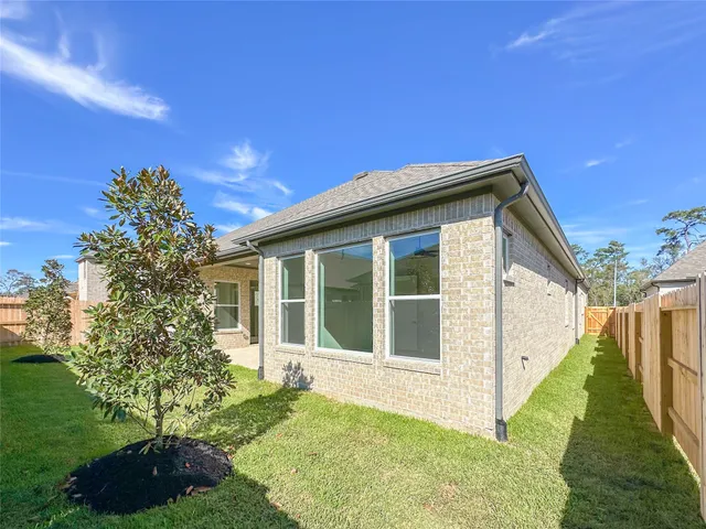 a view of a house with backyard and garden