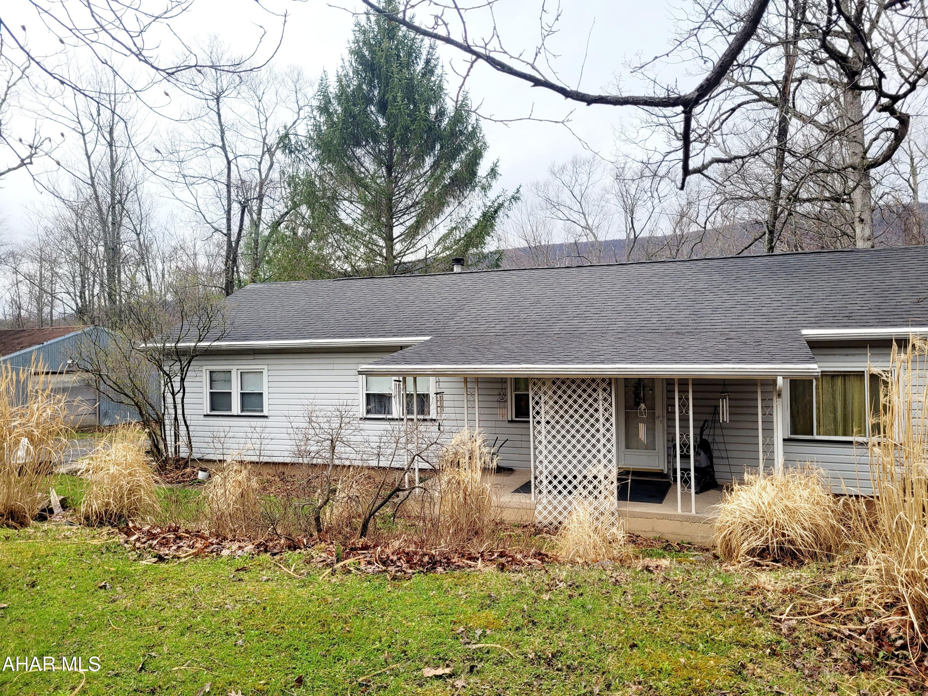 199 Reeds Lane Altoona, PA 16601 - Photo 2 of 25 Front of house with garage in background