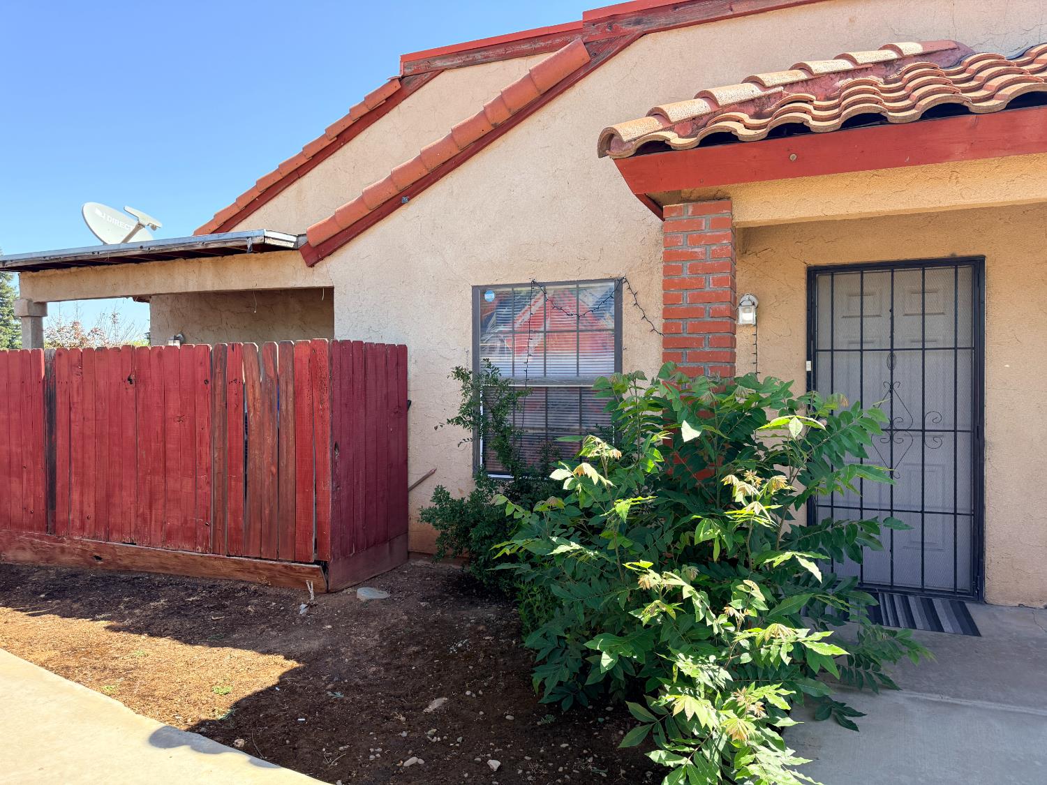 1405 East Cypress Avenue Reedley, CA 93654 - Photo 5 of 29 a front view of a house with a yard