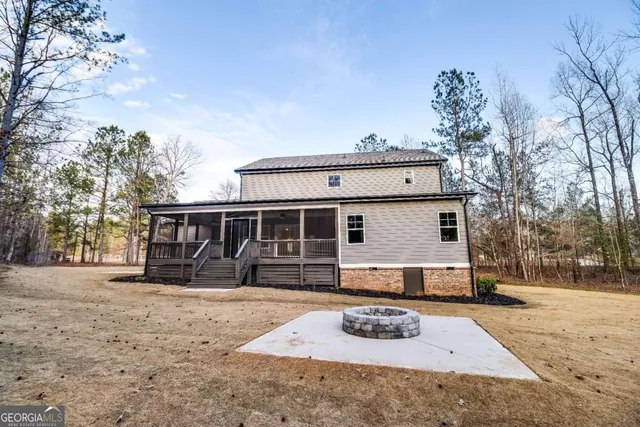 a view of a lake with houses in the back yard