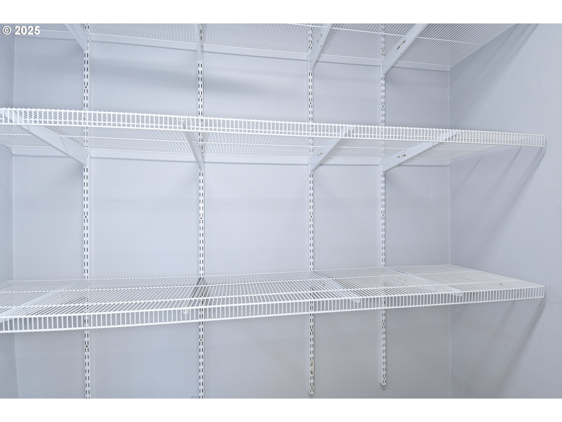 1889 Northeast Beech Avenue Gresham, OR 97030 - Photo 12 of 27 a view of a room