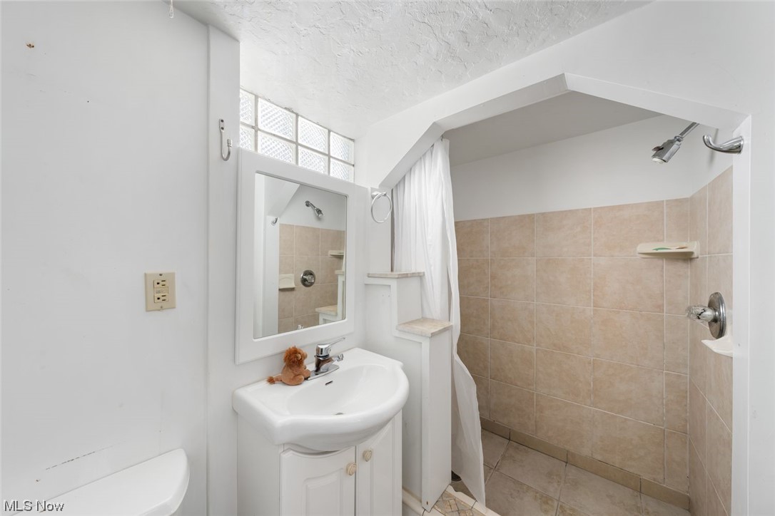 9227 Snow Road Cleveland, OH 44130 - Photo 19 of 36