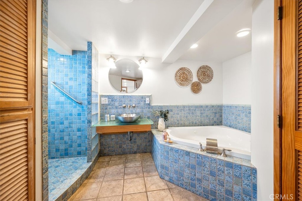 549 Derby Lane Paso Robles, CA 93446 - Photo 21 of 64 a bathroom with a bathtub and a sink