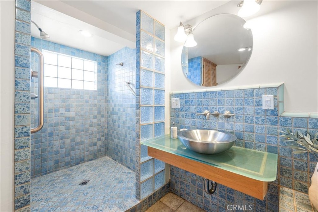 549 Derby Lane Paso Robles, CA 93446 - Photo 23 of 64 a bathroom with a sink a toilet and shower