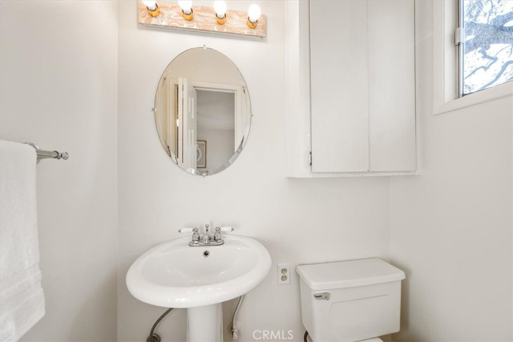 549 Derby Lane Paso Robles, CA 93446 - Photo 31 of 64 a bathroom with a toilet sink and mirror