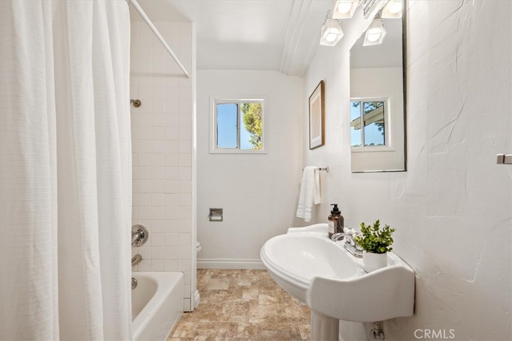 549 Derby Lane Paso Robles, CA 93446 - Photo 34 of 64 a bathroom with a sink a toilet and a bathtub