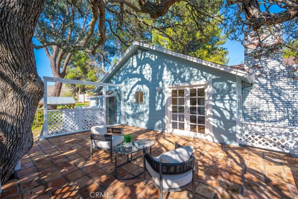 549 Derby Lane Paso Robles, CA 93446 - Photo 38 of 64 a backyard of a house with table and chairs