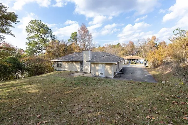 a view of a house with a yard