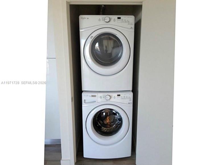 999 Southwest 1st Avenue, Unit 1803 Miami, FL 33130 - Photo 7 of 13 a utility room with dryer and washer