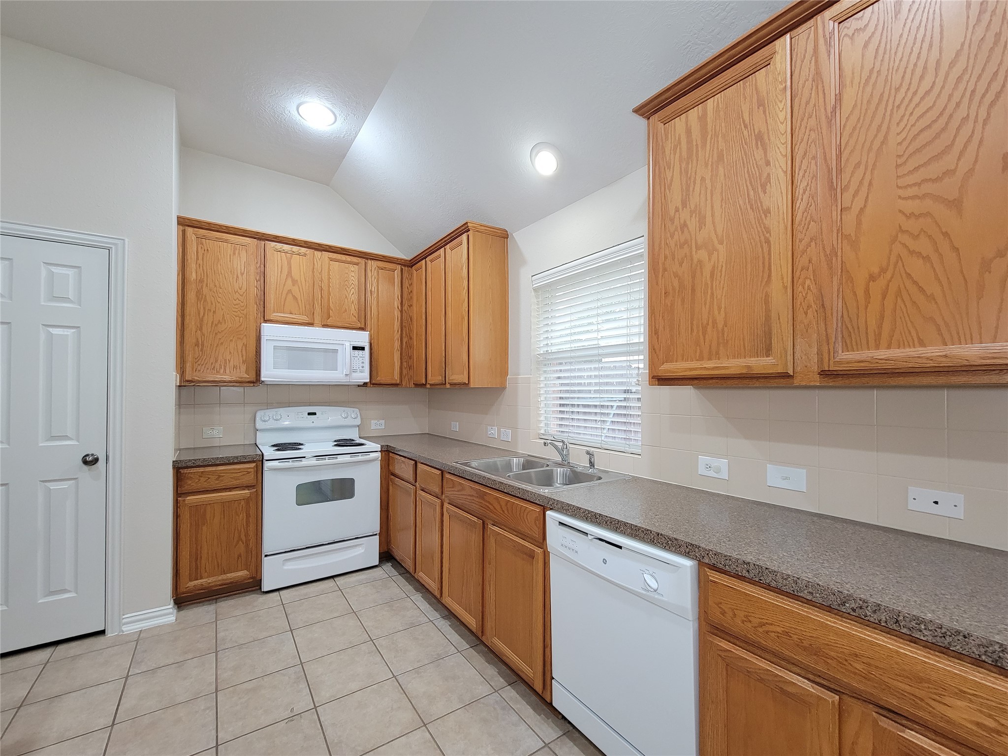 6806 Haley Court Pearland, TX 77584 - Photo 20 of 38 a kitchen with stainless steel appliances granite countertop a sink and cabinets