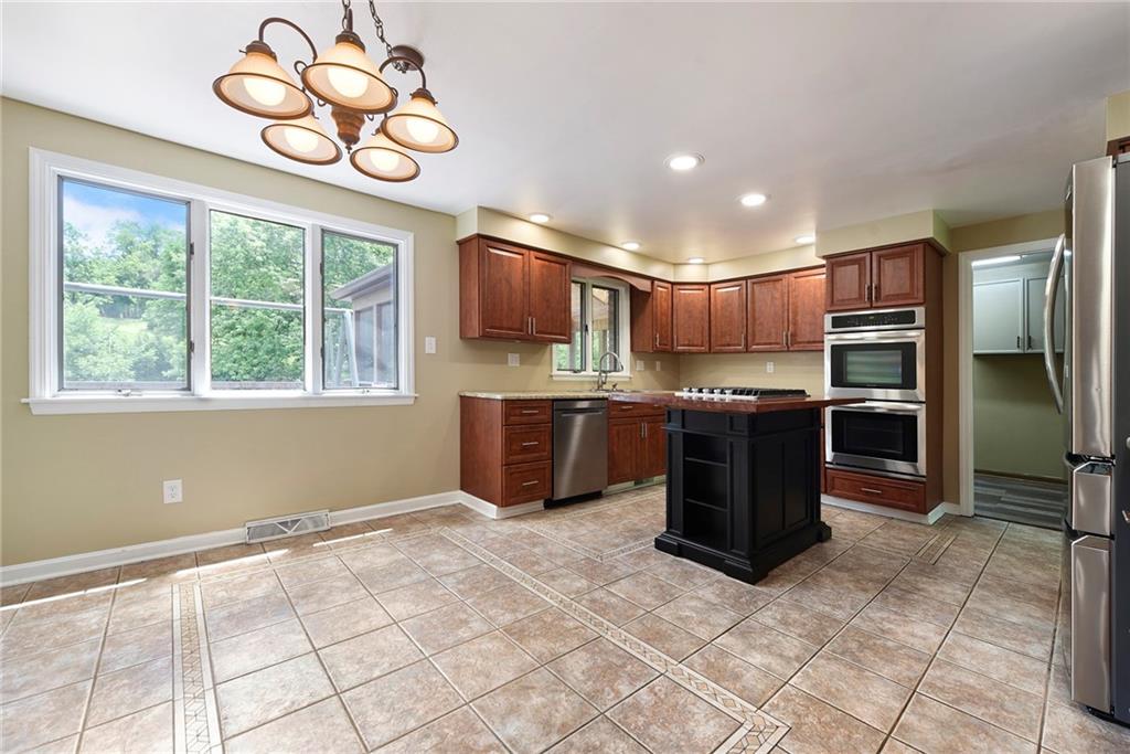 153 Oakwood Road Canonsburg, PA 15317 - Photo 7 of 50