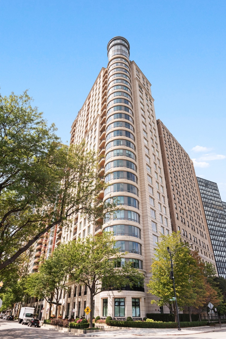 840 North Lake Shore Dr Unit 2102  