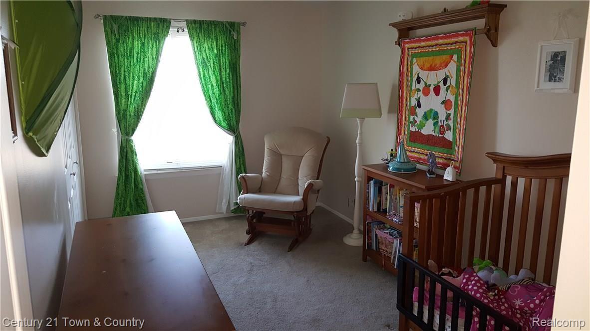76 Foxboro Drive Rochester, MI 48309 - Photo 19 of 24 20180420_185041.jpg