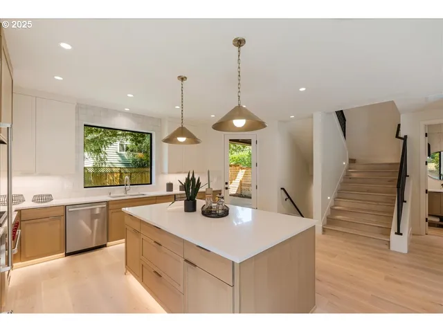 $1,665,000 | 990 Lund Street, Lake Oswego, OR 97034