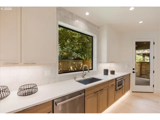 $1,665,000 | 990 Lund Street, Lake Oswego, OR 97034