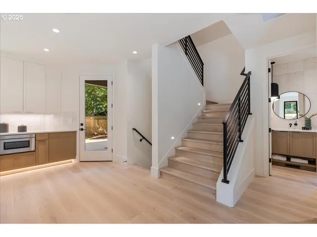 $1,665,000 | 990 Lund Street, Lake Oswego, OR 97034