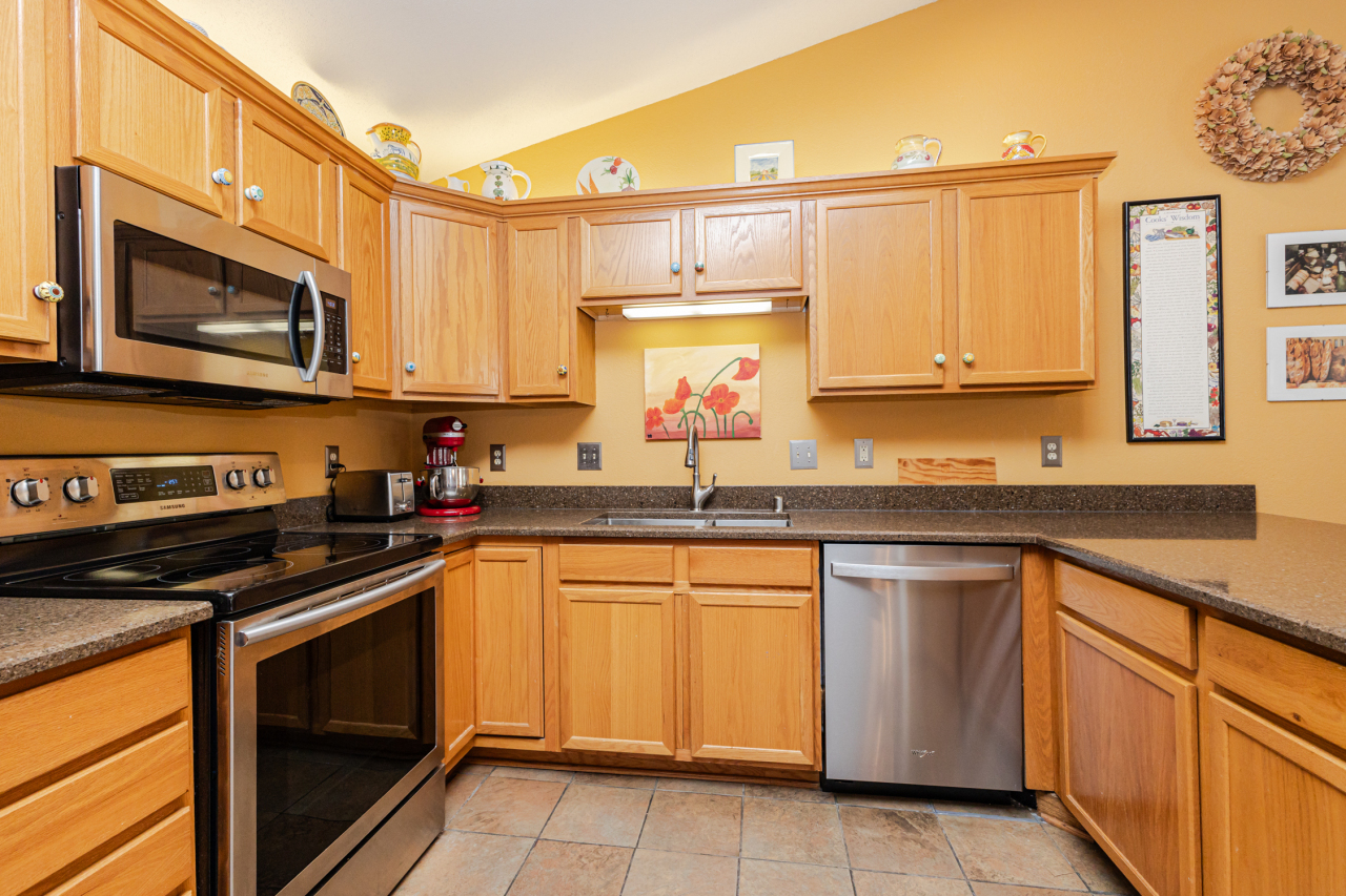 N43W32953 Rasmus Road, Unit 3H Nashotah, WI 53058 - Photo 17 of 52 Kitchen