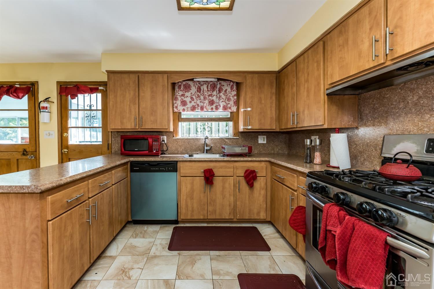 290 Roberts Road Orange, NJ 07050 - Photo 11 of 31 Gallery Image 11