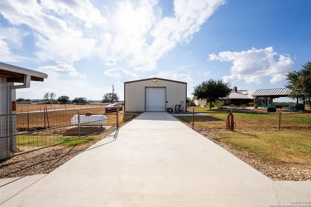 $1,200,000 | 14033 Farm To Market 775, La Vernia, TX 78121