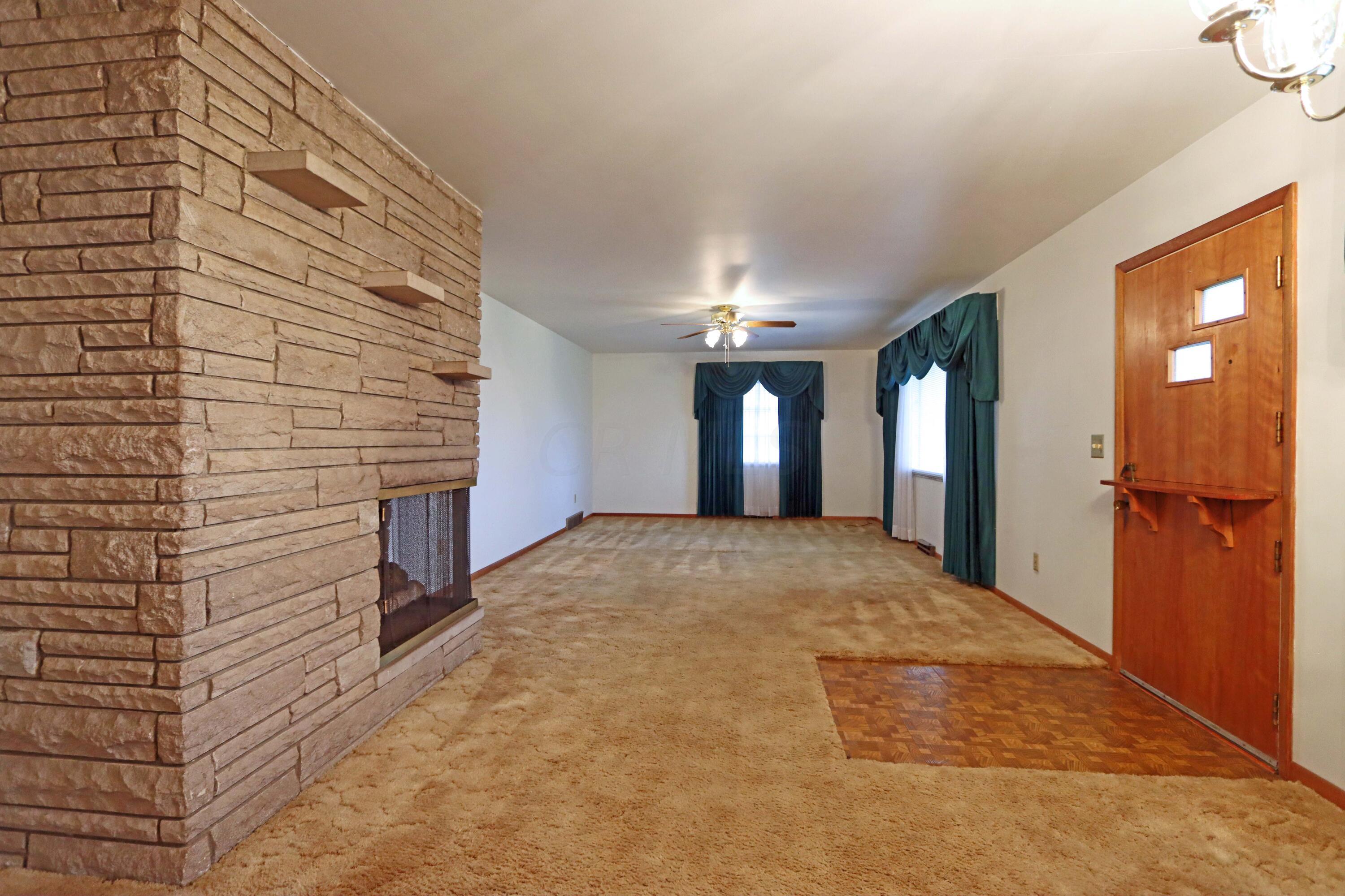 3761 Snouffer Road Columbus, OH 43235 - Photo 5 of 39 Entry and expansive Great Room
