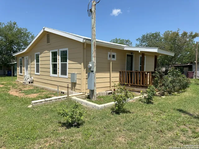 $129,000 | 117 McKinnen Avenue, Charlotte, TX 78011