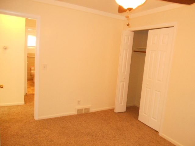 24670 Kelly Road Eastpointe, MI 48021 - Photo 10 of 34 31332344-9.JPG