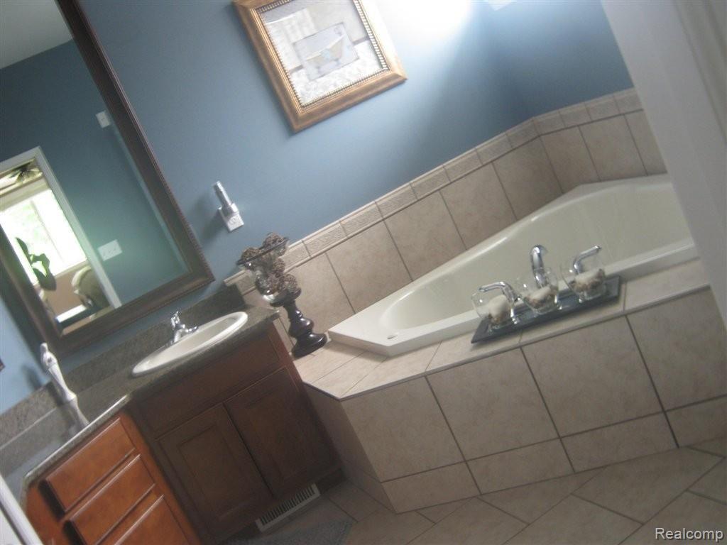16169 Moore Park Road Macomb, MI 48044 - Photo 16 of 25 IMG_1723.JPG