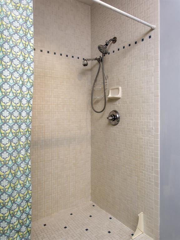 131 Appalachee Road Boothbay Harbor, ME 04538 - Photo 23 of 30 5’ ceramic tile shower in master...